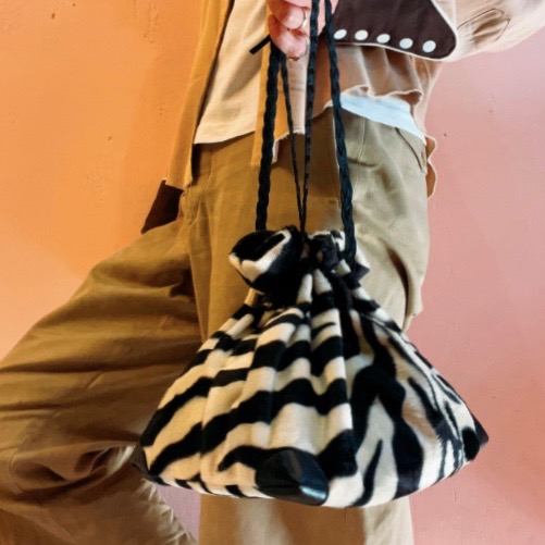 古き良きアメリカを感じさせる『HONEY BOP』から、ゼブラファーと皮の  